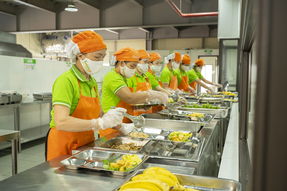 hỗ trợ ăn uống cho công nhân